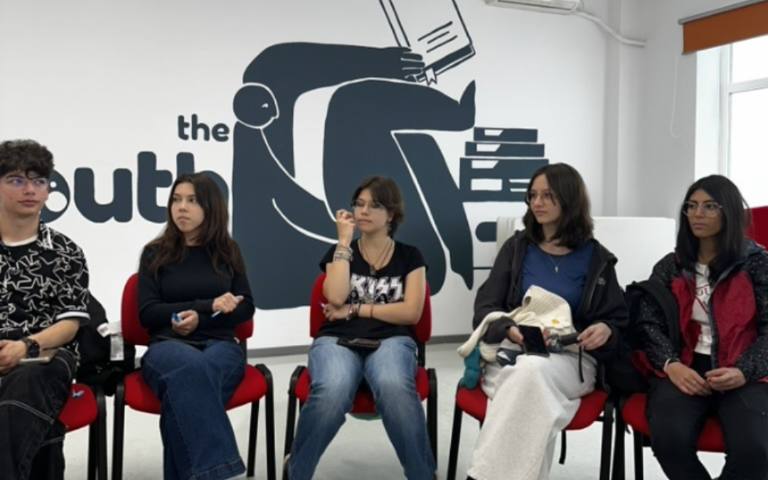 București: tinerii învață să recunoască informațiile false și să își folosească vocea responsabil 